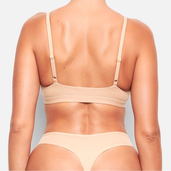 SKIMS NWT FITS EVERYBODY
TRIANGLE BRALETTE CLAY SMALL - Picture 3 of 7